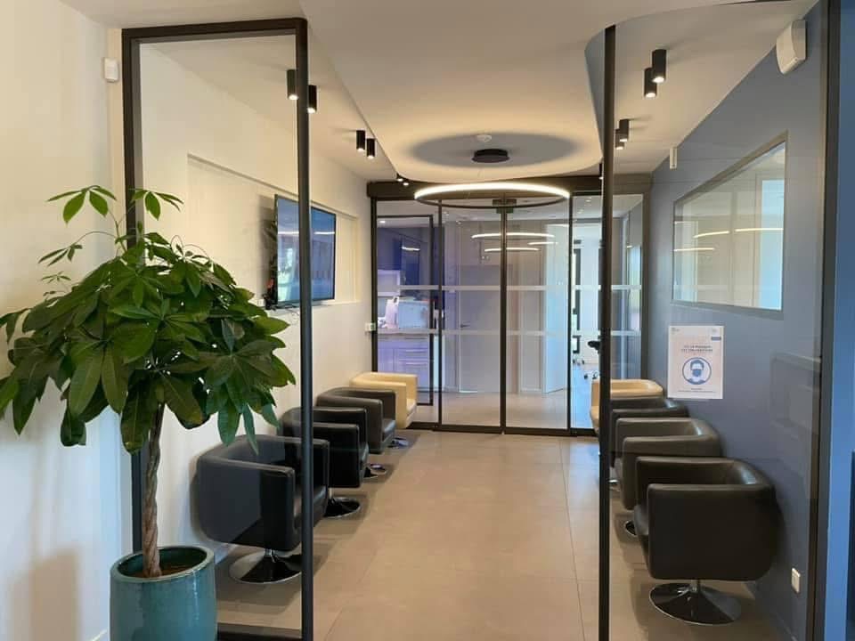 L’espace d’attente avec ses fauteuils et sa verrière