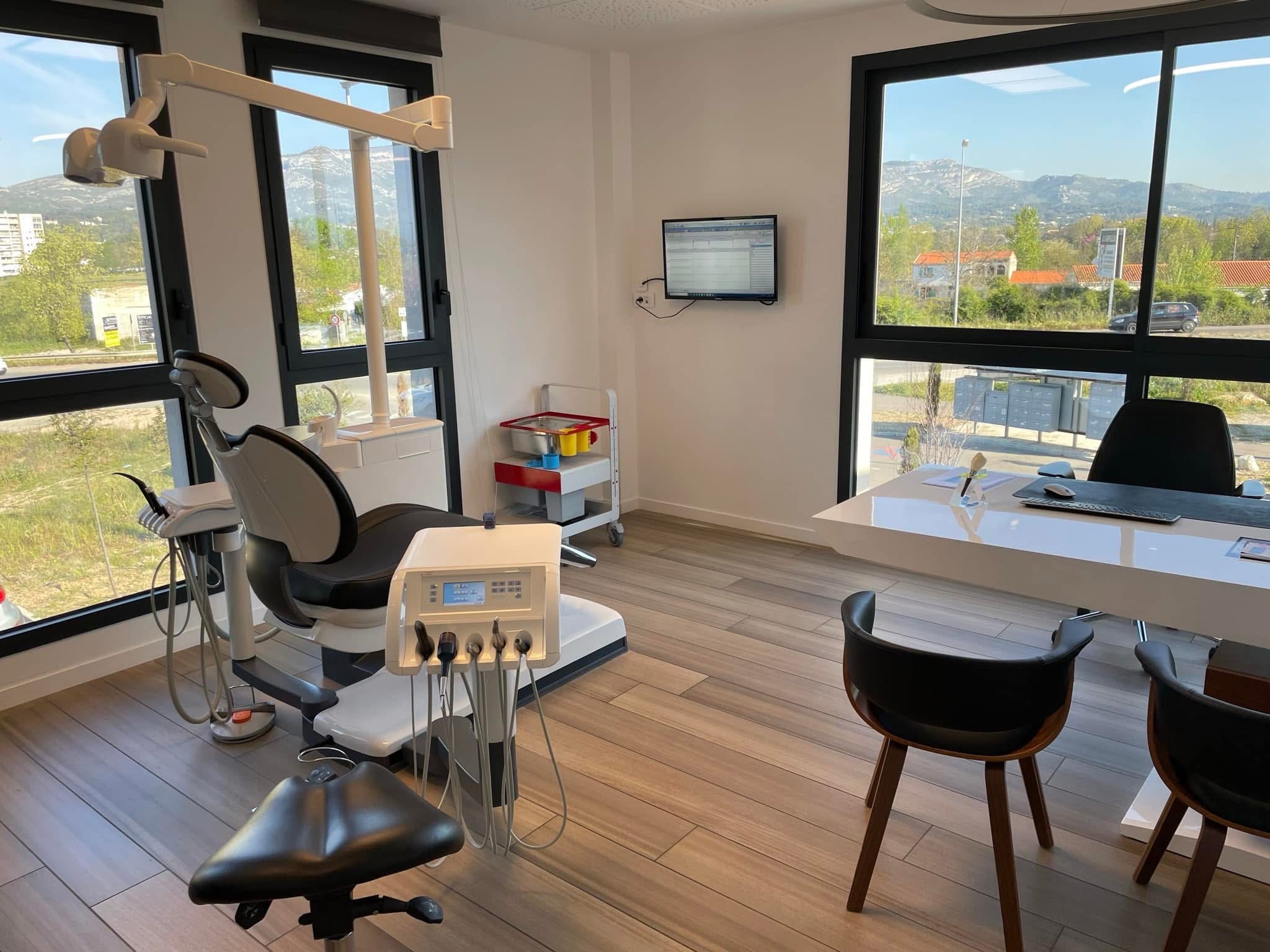 Une salle de soins du cabinet, lumineuse et équipée d’un fauteuil dentaire